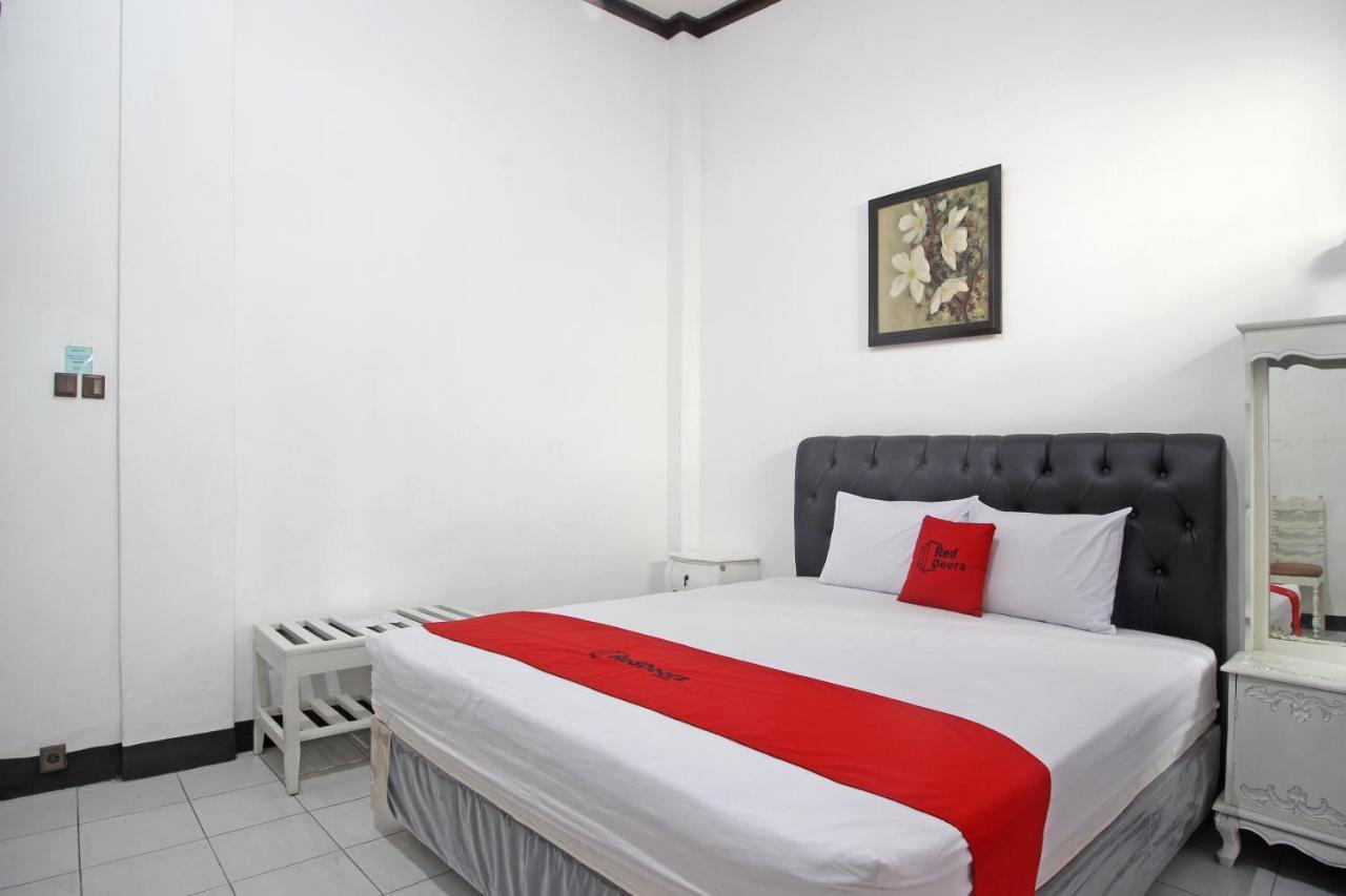 Reddoorz Plus @ Taman Siswa 3 Джокякарта Екстериор снимка